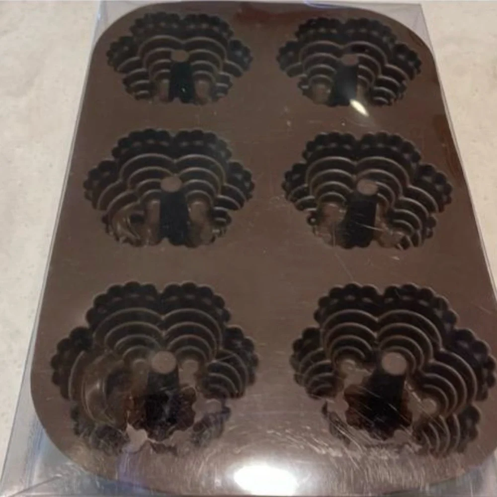 Crate & Barrel 6-Cup mini-Tiered Silicone cake Pan NEW Non-Stick Baking Mold